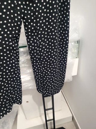 Pantalones negros lunares blancos