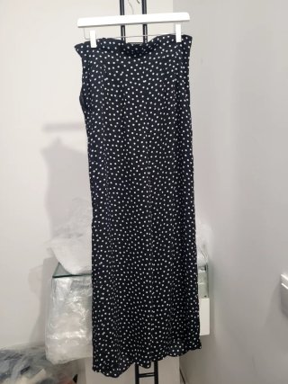 Pantalones negros lunares blancos