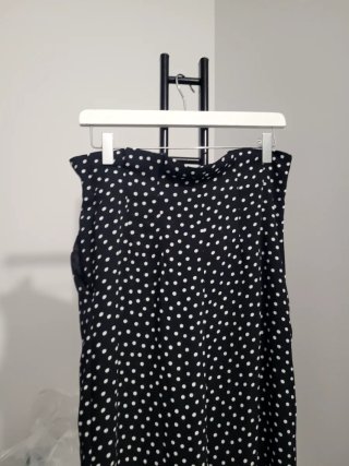 Pantalones negros lunares blancos