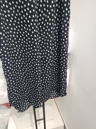 Pantalones negros lunares blancos