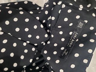 Pantalones negros lunares blancos