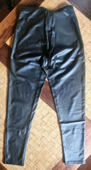 Pantalón mujer imitación cuero negro