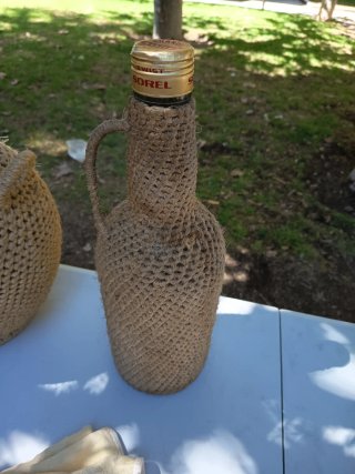 Botella forrada de esparto con asa