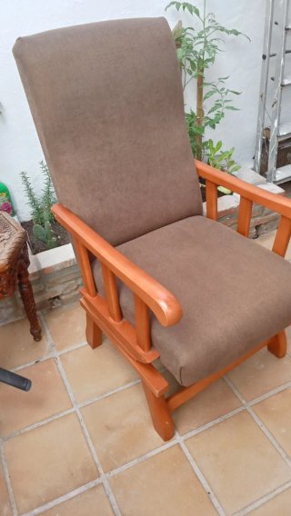 Sillón de madera balancín como nuevo