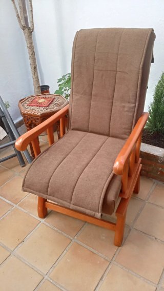Sillón de madera balancín como nuevo