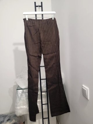 Pantalones de rayas marrones de Zara
