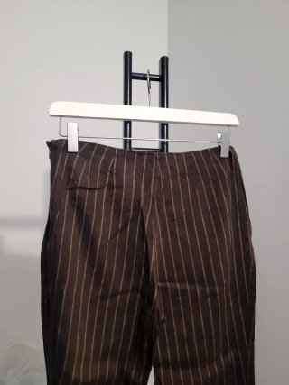 Pantalones de rayas marrones de Zara