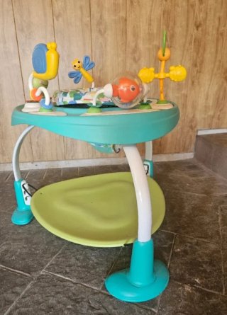 Saltador y mesa de actividades para bebé