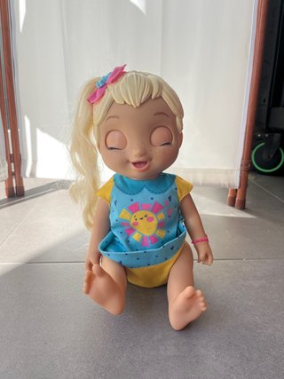Muñeca bebé que funciona con pilas