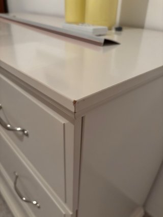 Cómoda de madera y metal