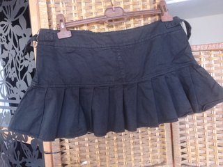 Falda corta negra plisada T42