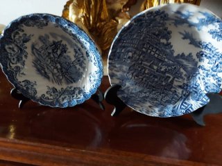 Dos platos decorativos azules