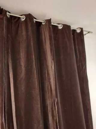 Cortinas de terciopelo marrón