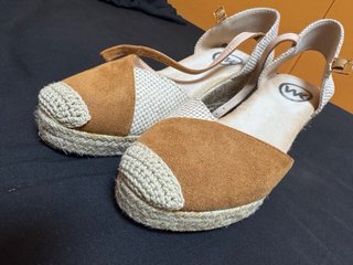 Alpargatas WK Beige y Marrón