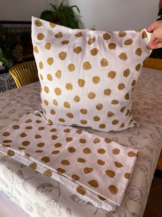Dos fundas de cojín con estampado de puntos