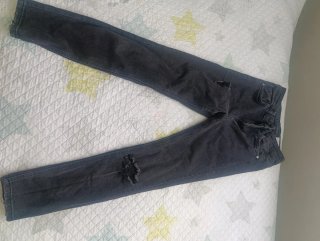 Pantalones vaqueros grises rasgados