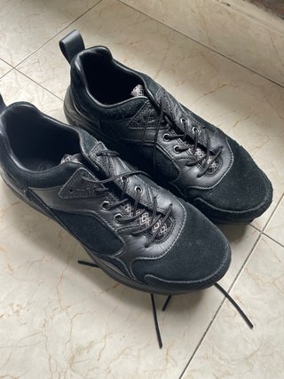 Zapatos negros de ante y piel