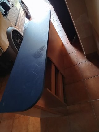 Escritorio de madera azul y marrón