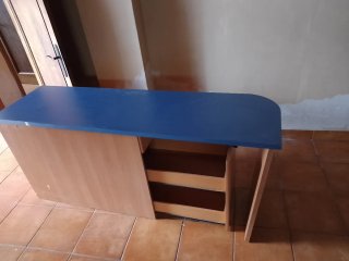 Escritorio de madera azul y marrón