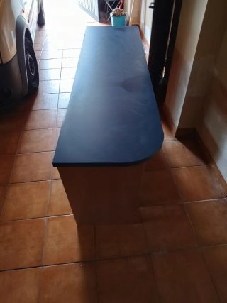 Escritorio de madera azul y marrón