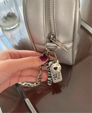 Bolso Stradivarius plateado acolchado