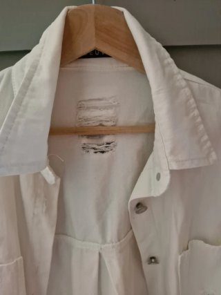 Chaqueta vaquera blanca desgastada