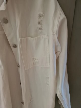 Chaqueta vaquera blanca desgastada