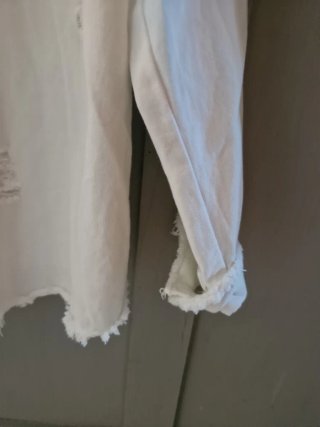 Chaqueta vaquera blanca desgastada