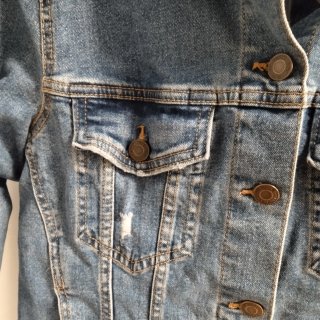 Cazadora vaquera Bershka desgastada Talla M
