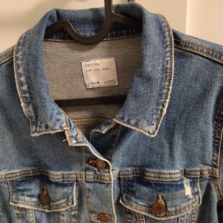 Cazadora vaquera Bershka desgastada Talla M