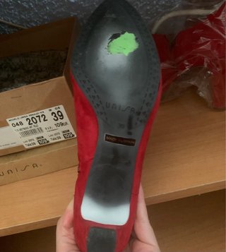 Zapato de ante rojo con cremallera