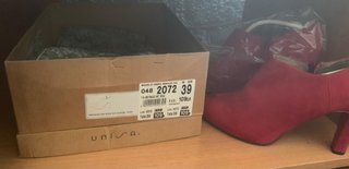 Zapato de ante rojo con cremallera