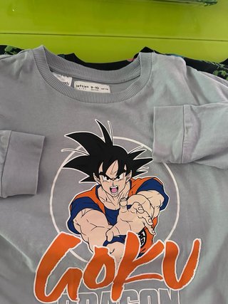 Chaqueta Sonic y lote de ropa