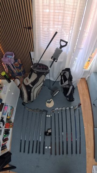 Bolsas de golf con palos, bolsas, carrito y bolas.