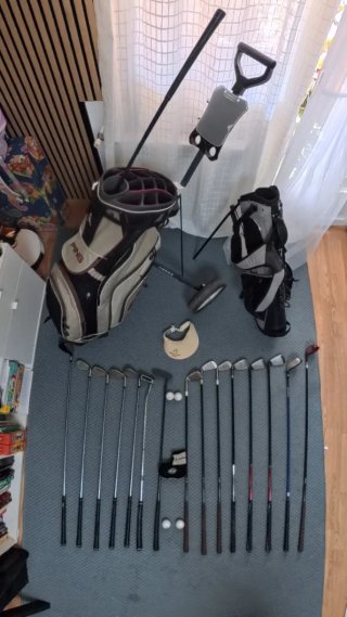 Bolsas de golf con palos, bolsas, carrito y bolas.
