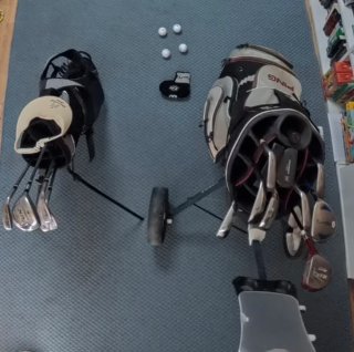 Bolsas de golf con palos, bolsas, carrito y bolas.