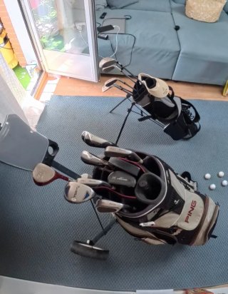 Bolsas de golf con palos, bolsas, carrito y bolas.