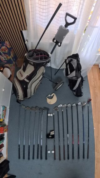 Bolsas de golf con palos, bolsas, carrito y bolas.