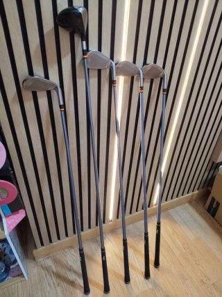 Bolsas de golf con palos, bolsas, carrito y bolas.