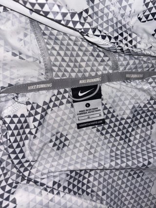 Chaqueta fina Nike gris y blanca