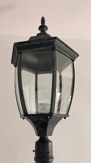 Lámpara de jardín negra y verde