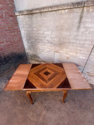 Mesa de madera con marquetería