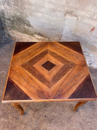 Mesa de madera con marquetería