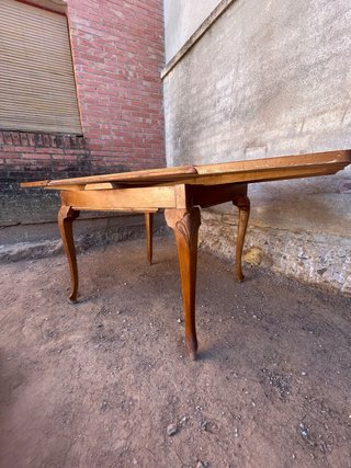 Mesa de madera con marquetería