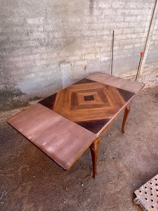 Mesa de madera con marquetería
