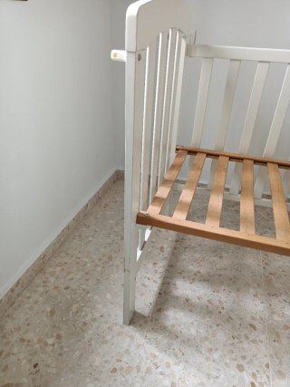 Cuna blanca de madera
