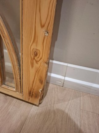 Marco superior de puerta antiguo de madera