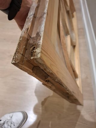 Marco superior de puerta antiguo de madera