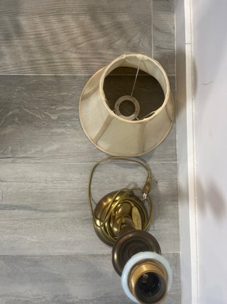 Lámpara de mesa dorada y beige