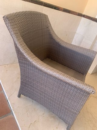 Sofá 2 plazas y sillón ratán marrón con cojines.